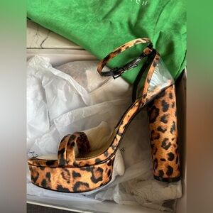 NWT Jessica Rich Leopard Print Platform Heels